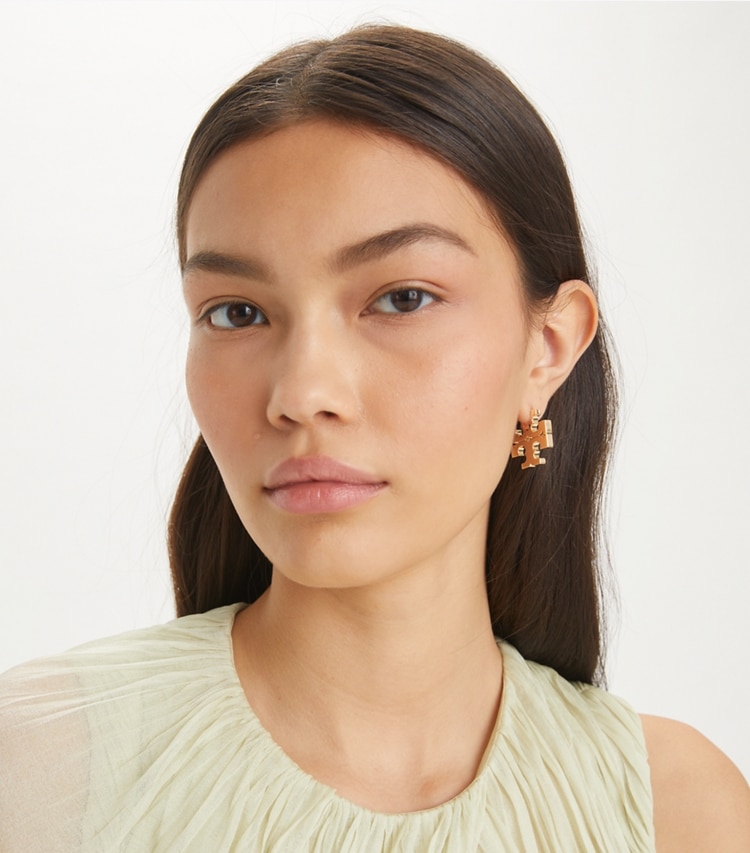 Tory Burch designer ohrringe Eleanor Hidden Hoop Earring in Tory Gold accessory on model