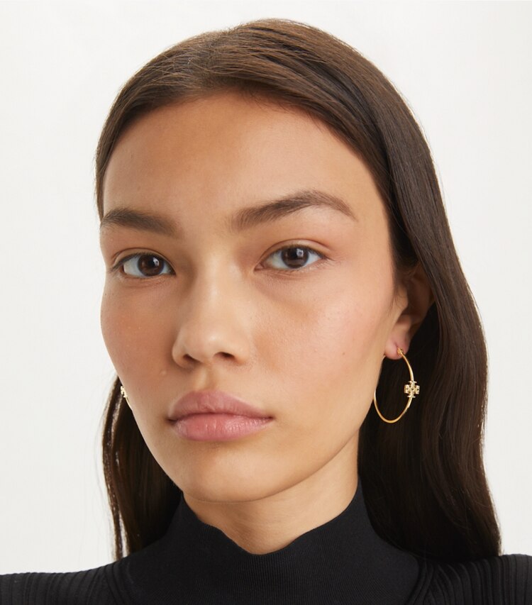 Tory Burch designer ohrringe Eleanor Hoop Earring in Tory Gold accessory on model
