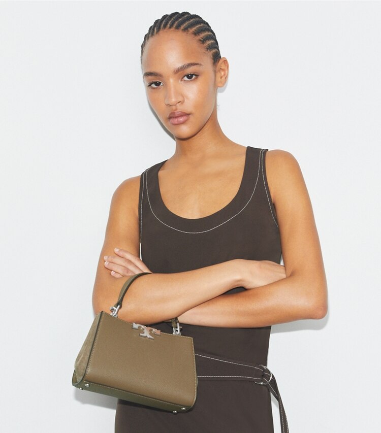 Tory Burch designer crossbody bags Eleanor Mini-Henkeltasche aus Strukturleder in Wild Mushroom additional on model