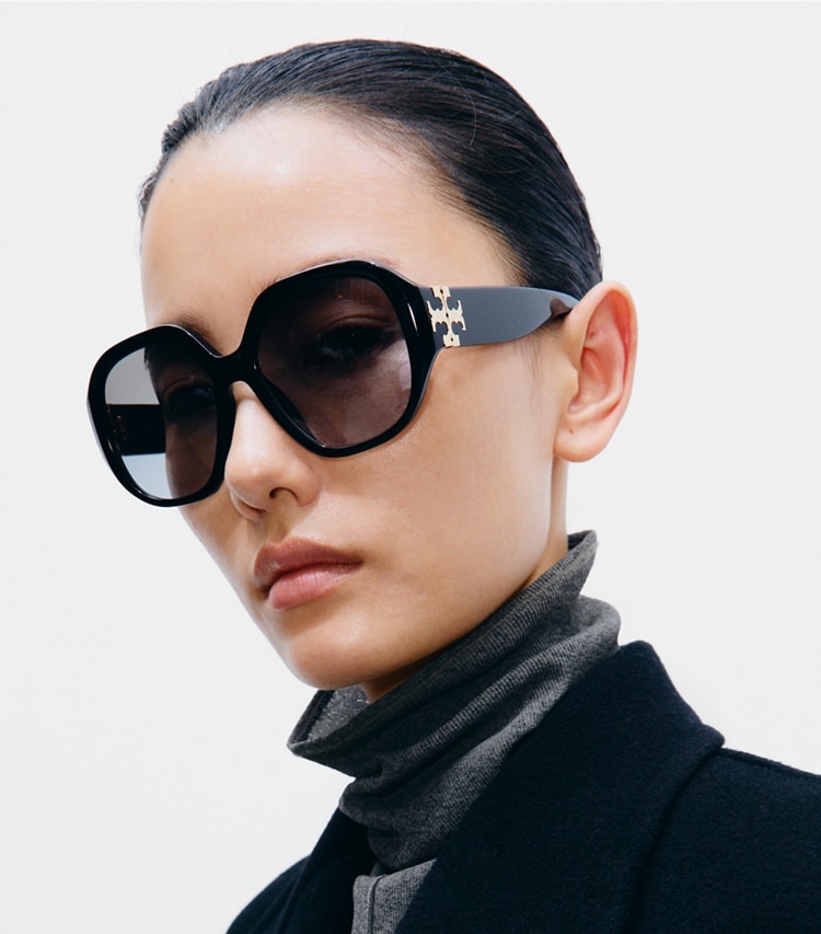 Tory Burch diseñador gafas de sol y gafas graduadas Eleanor Oversized Round Sunglasses en AMBER TORTOISE/GREEN accesorio en modelo