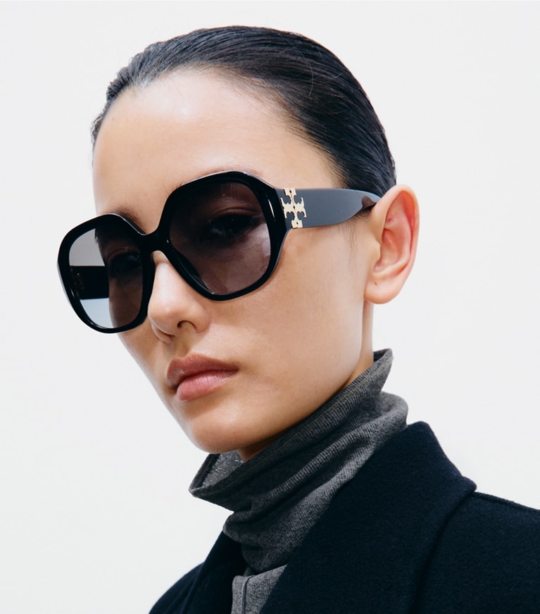Tory Burch diseñador gafas de sol y gafas graduadas Eleanor Oversized Round Sunglasses en AMBER TORTOISE/GREEN accesorio en modelo