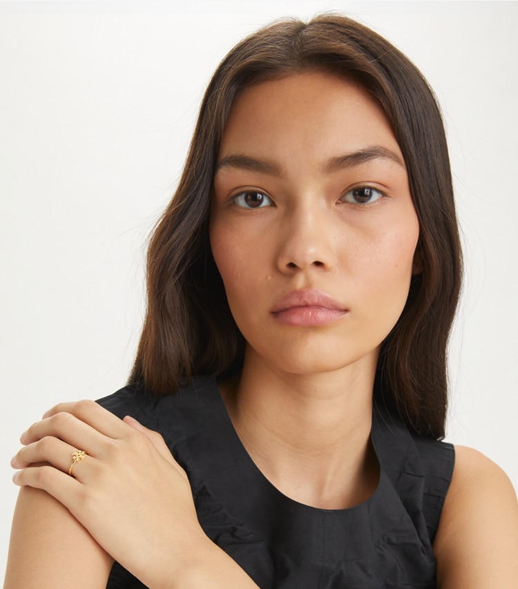 Tory Burch designer rings Eleanor Ring in Tory Gold accessory on model