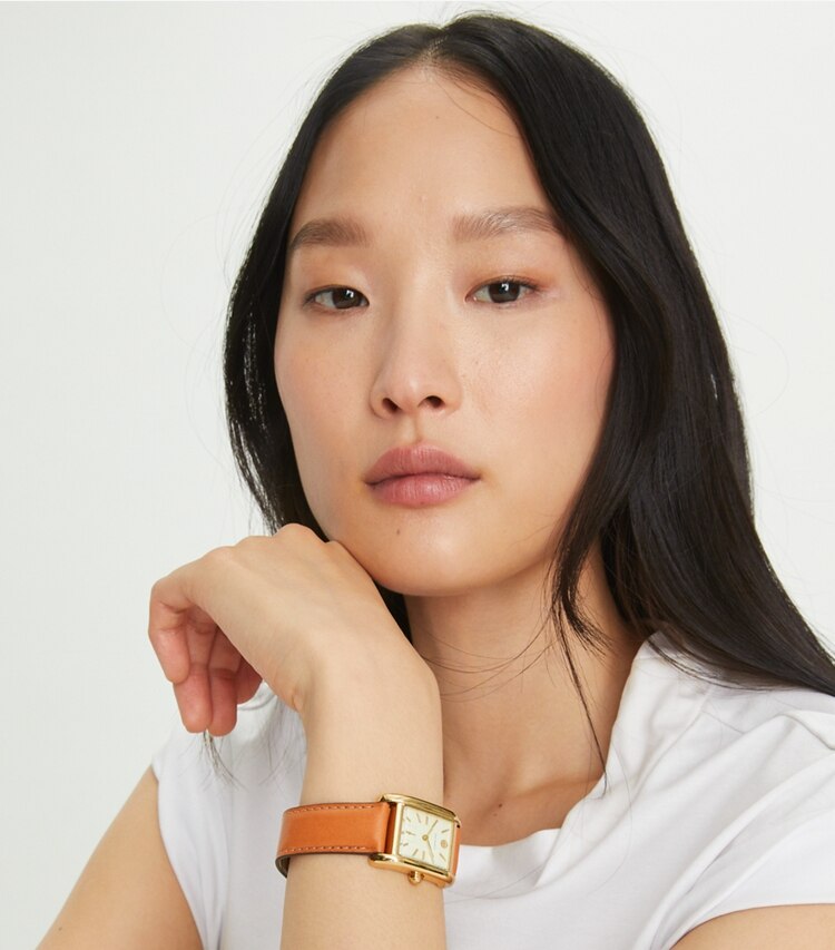 Tory Burch designer ストラップウォッチ エレノア ウォッチ ブラウンレザー／ゴールドトーン ステンレススチール 25 x 36mm in IVORY/CAMMELLO accessory on model
