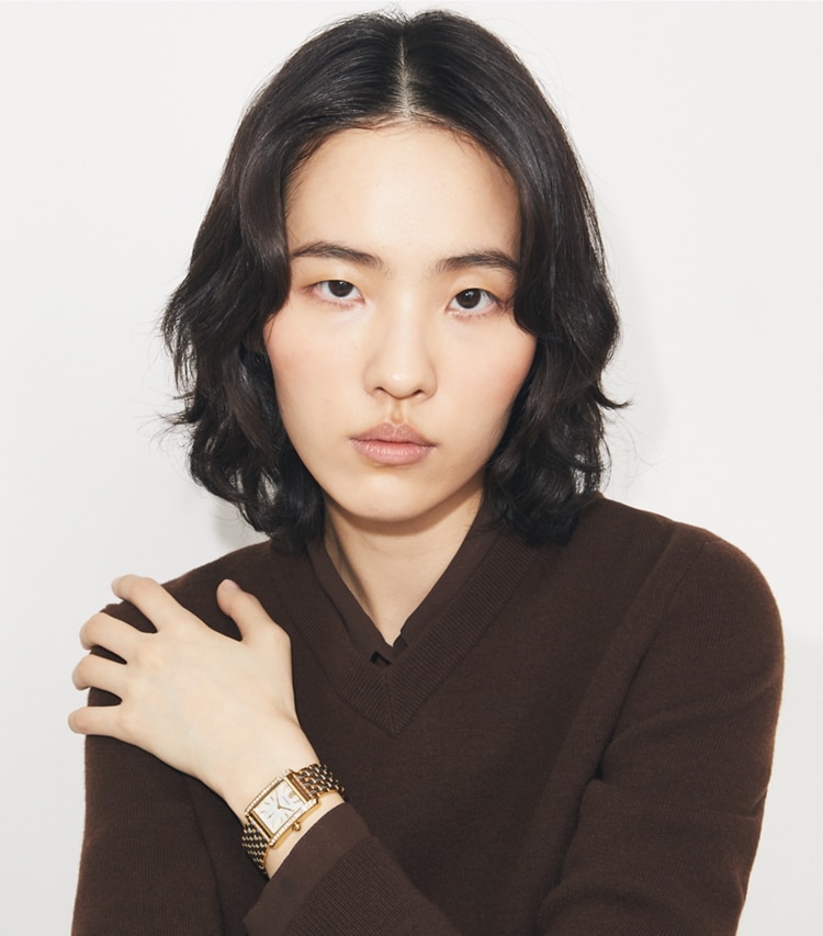 Tory Burch designer ストラップウォッチ エレノア ウォッチ in MOP/STONES/TWO-TONE accessory on model