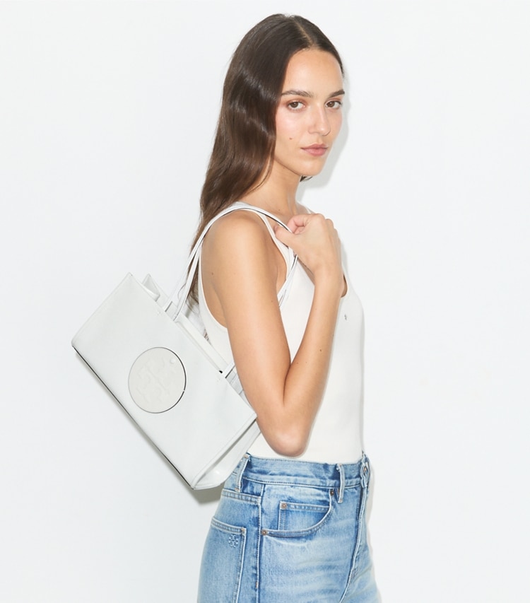 Tory Burch designer トートバッグ エラ イーストウエスト トートバッグ in Bianco Laredo accessory on model