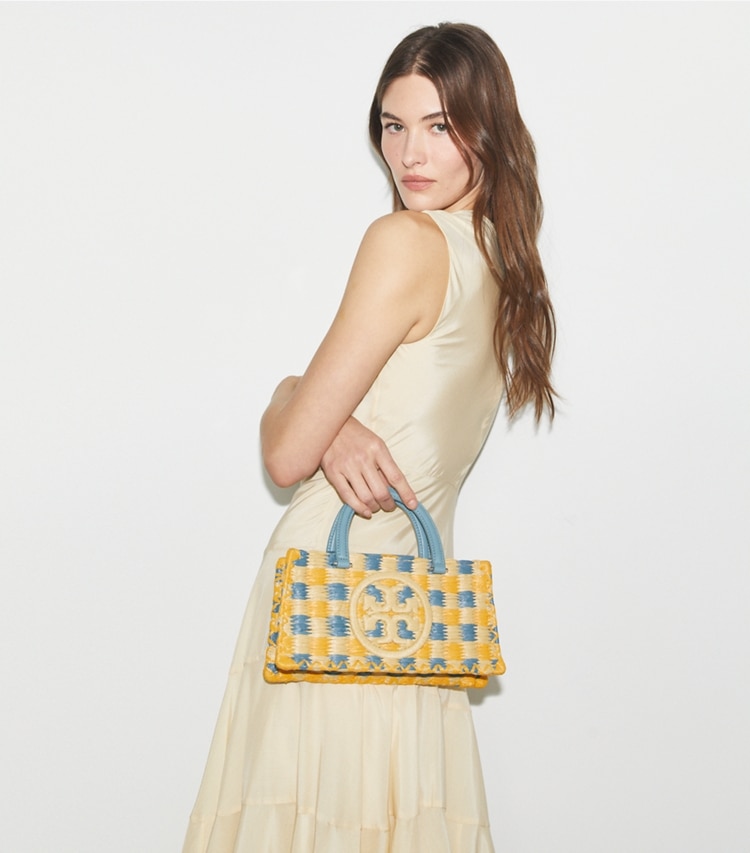 Tory Burch designer サッチェルバッグ エラ ハンドクロシェ イーストウエスト トップハンドルバッグ in Deep Turquoise accessory on model