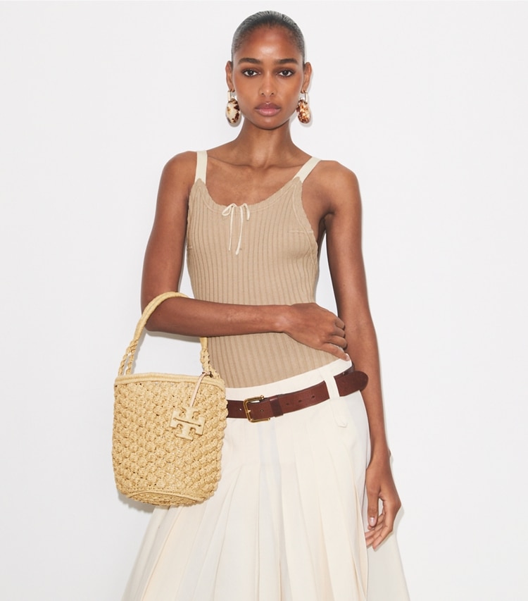 Tory Burch designer ショルダーバッグ エラ ハンドクロシェ  ポップコーン バケットバッグ in Natural accessory on model