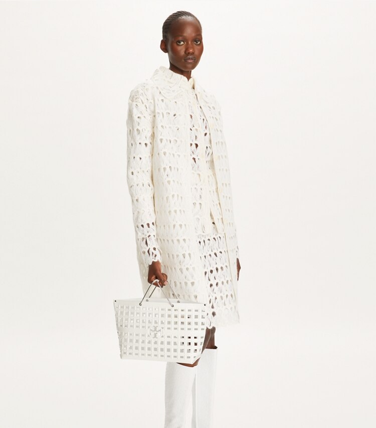 Tory Burch designer tote bags Ella Market Tote Bag mit Krokoprägung in Blanc accessory on model