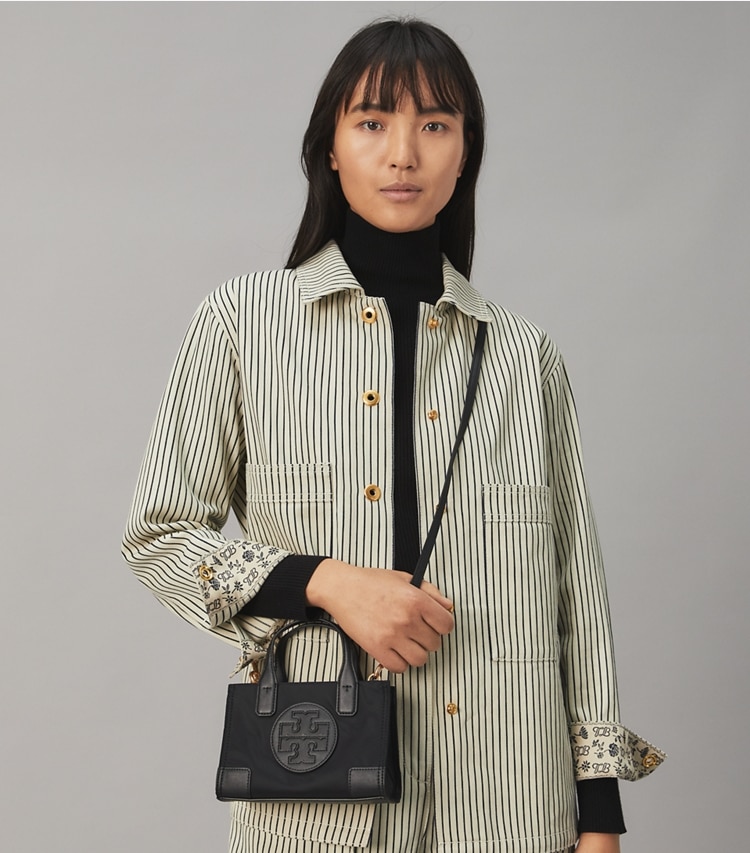 Tory Burch designer クロスボディバッグ エラ マイクロ トート in Black accessory on model