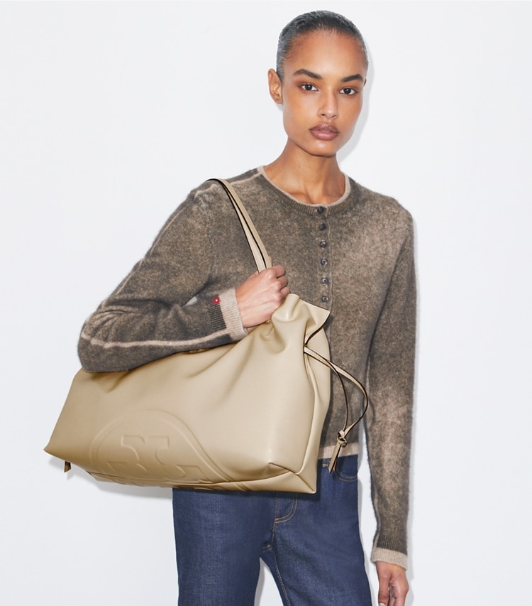 Tory Burch designer tote bags Ella natuura™ Tote Bag mit Kordelzug in Light Stone accessory on model