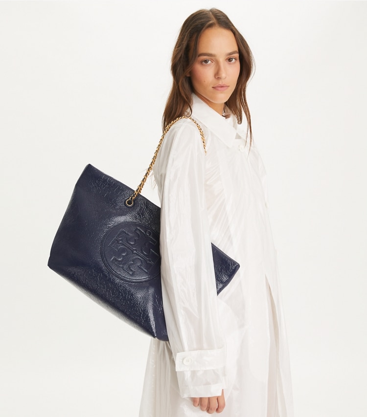 Tory Burch designer トートバッグ エラ クリンクルパテント チェーントート in Tory Navy accessory on model