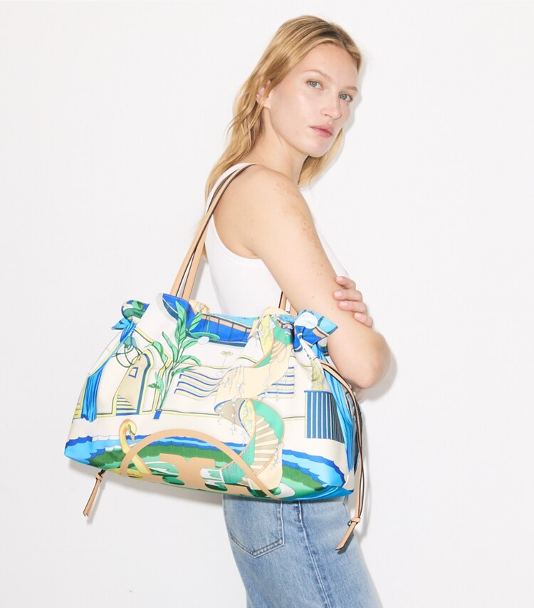 Tory Burch designer トートバッグ エラ プリント ドローストリング トートバッグ in The Pool Blue accessory on model