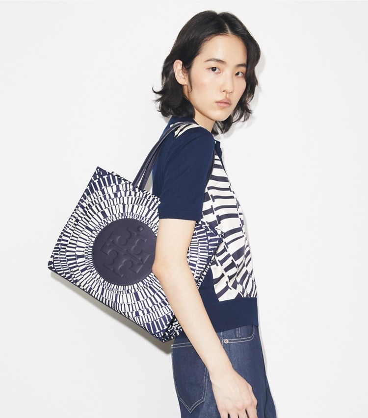 Tory Burch designer トートバッグ エラ プリント スモール トートバッグ in Navy Circle accessory on model