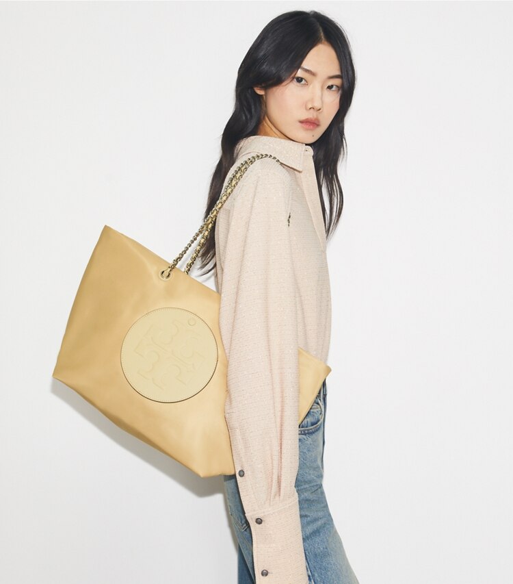 Tory Burch designer tote bags Ella Tote Bag mit Kette in Praline accessory on model