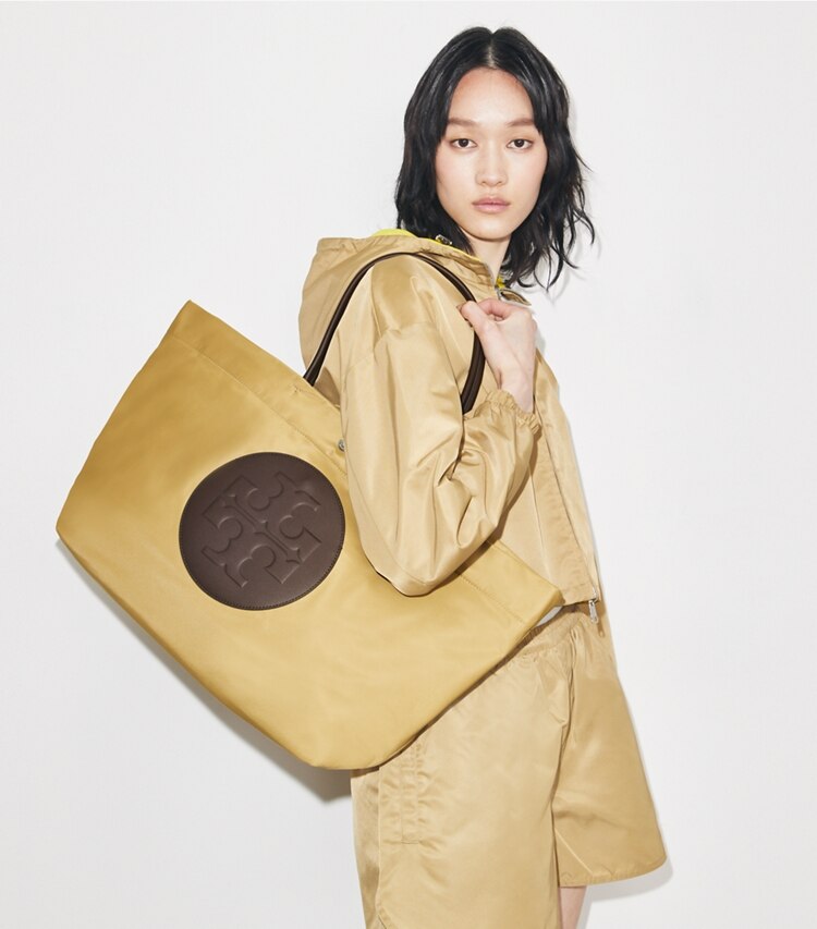 Tory Burch designer tote bags Ella Tote Bag mit Twist-Effekt in Wheat accessory on model
