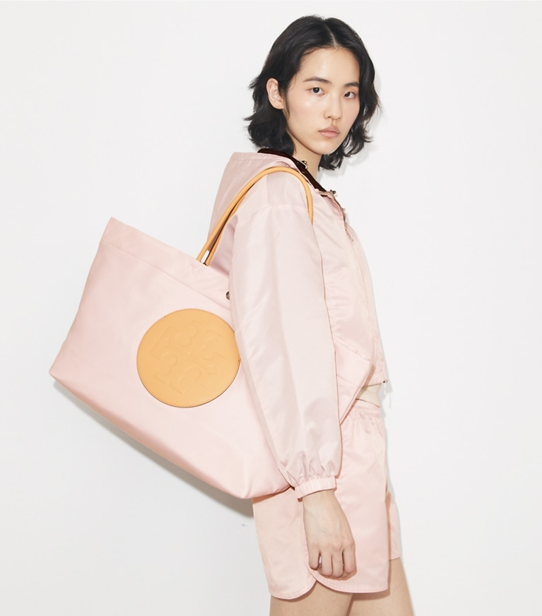 Tory Burch designer tote bags Ella Tote Bag mit Twist-Effekt in ROSE MIST accessory on model