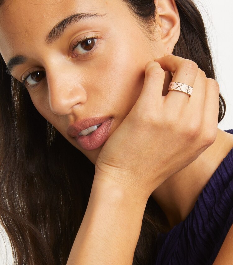 Tory Burch designer ringe Emaille-Ring mit T-Monogramm in Tory Gold / New Ivory accessory on model