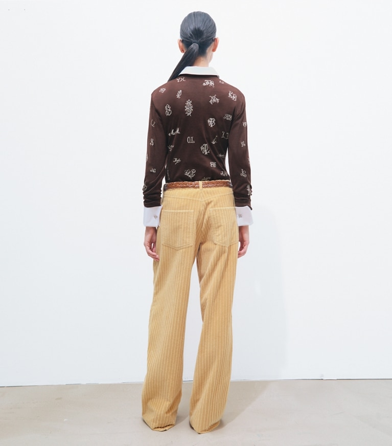 Tory Burch designer セーター エンブロイダリー シルクセーター in Dark Toffee Brown on model back