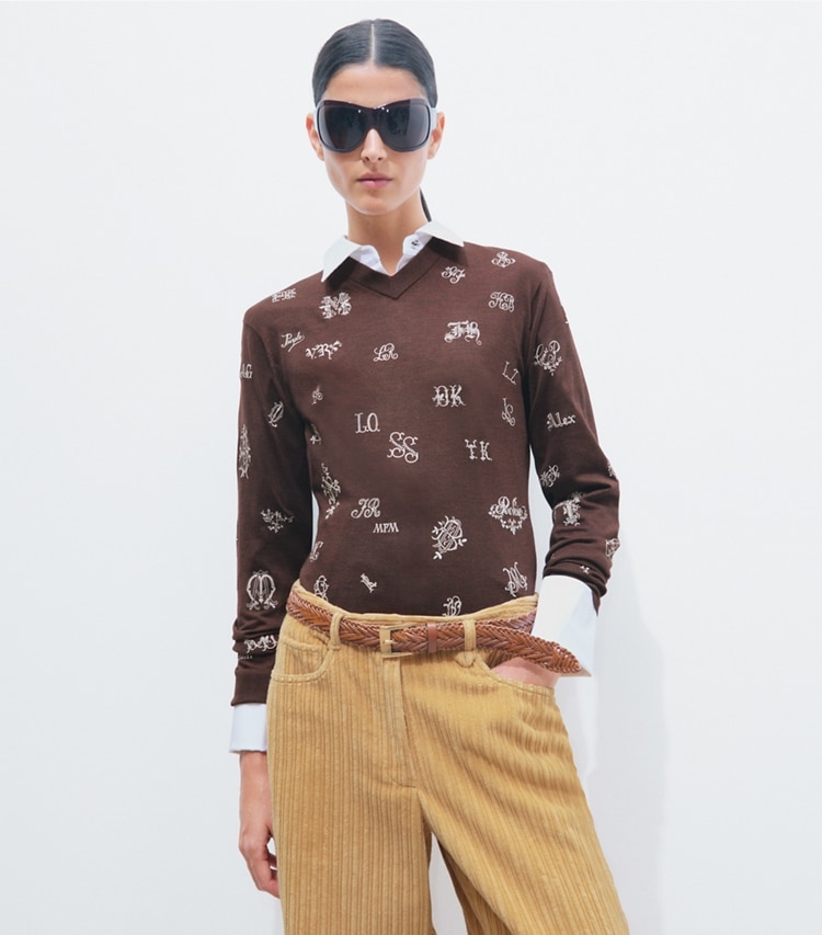 Tory Burch designer セーター エンブロイダリー シルクセーター in Dark Toffee Brown on model detail