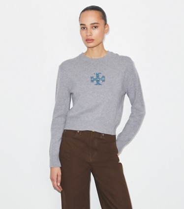 Tory Burch designer セーター エンブロイダリー ウールセーター in Medium Heather Gray on model detail