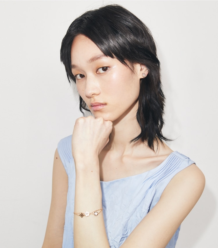 Tory Burch designer boites à bijoux Ensemble-cadeau bracelet et boucles d'oreilles Forget Me Not dans Tory Gold / Mother of Pearl accessoire sur le modèle
