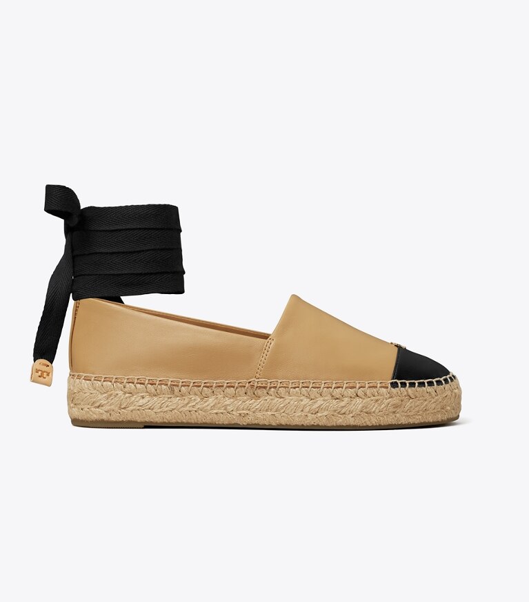 Tory Burch designer espadrilles Espadrille à bout contrastant dans GINGER SHORTBREAD / PERFECT BLACK de côté