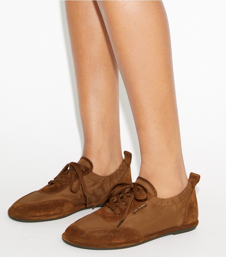 Tory Burch designer baskets Espadrille ballerine dans DRY MESA / COGNAC BROWN accessoire sur le modèle
