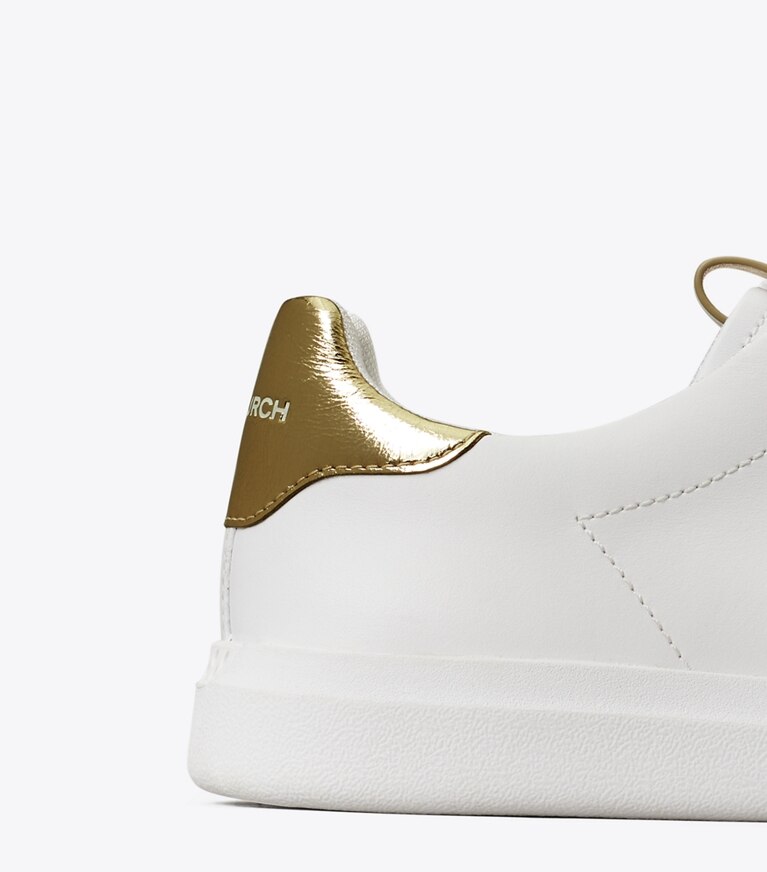 Tory Burch designer baskets Espadrille Howell Court dans Titanium White / Spark Gold détails