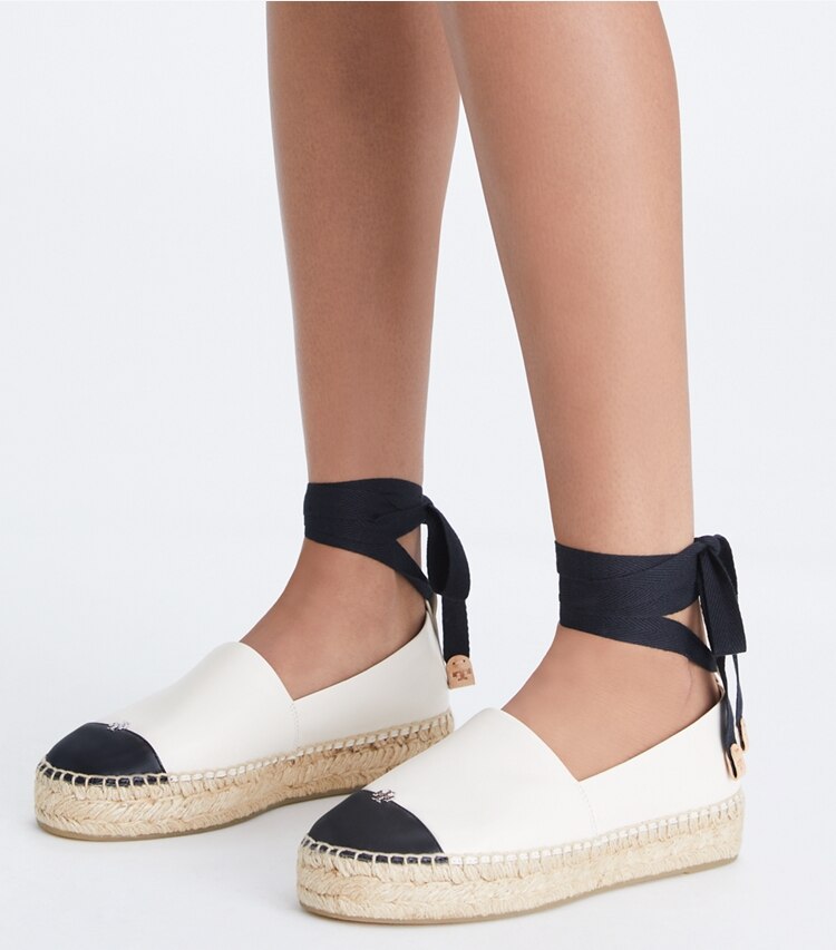 Tory Burch designer espadrilles Espadrille mit Zehenkappe in LIGHT CREAM / PERFECT BLACK additional on model