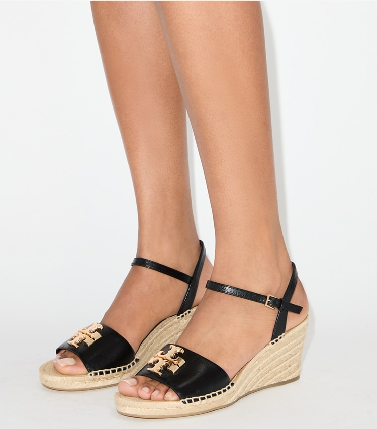 Tory Burch designer espadrilles Espadrilles compensées Eleanor in PERFECT BLACK / GOLD accessory on model