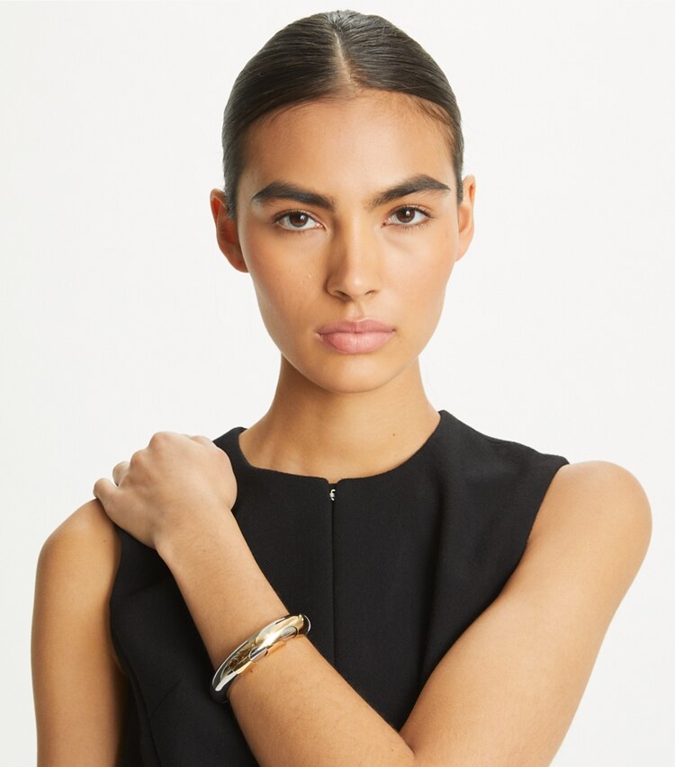 Tory Burch designer armbänder Essential Armreif in Tory Gold / Tory Silver accessory on model