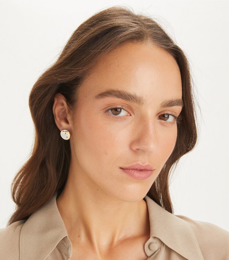 Tory Burch designer orecchini Essential Stud Earring in Tory Gold / Tory Silver accessory on model