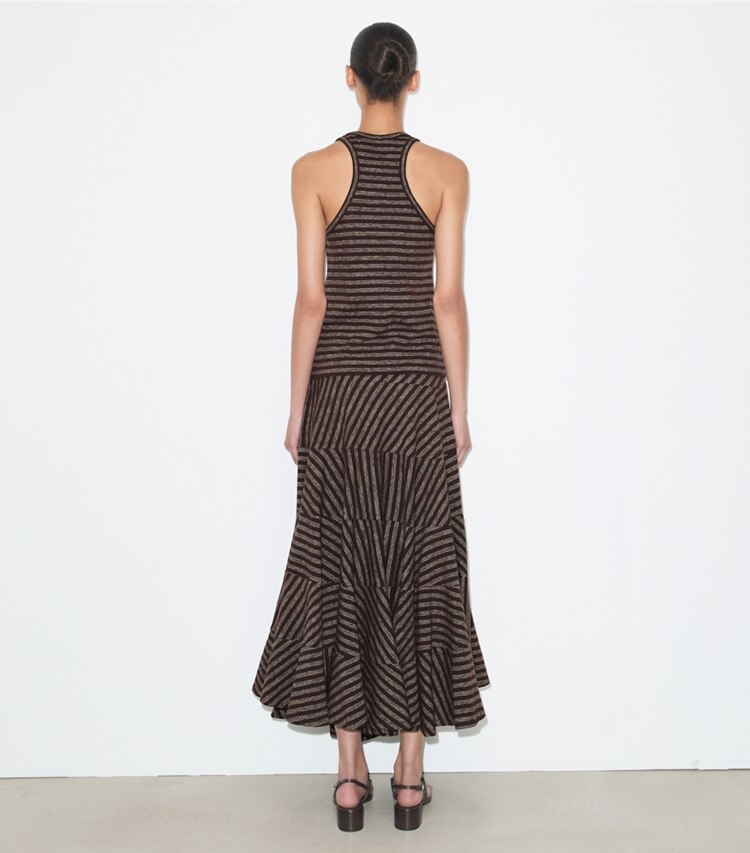 Tory Burch diseñador prendas inferiores Falda acampanada a rayas en Brown / Navy / White Youth Stripe parte posterior en modelo