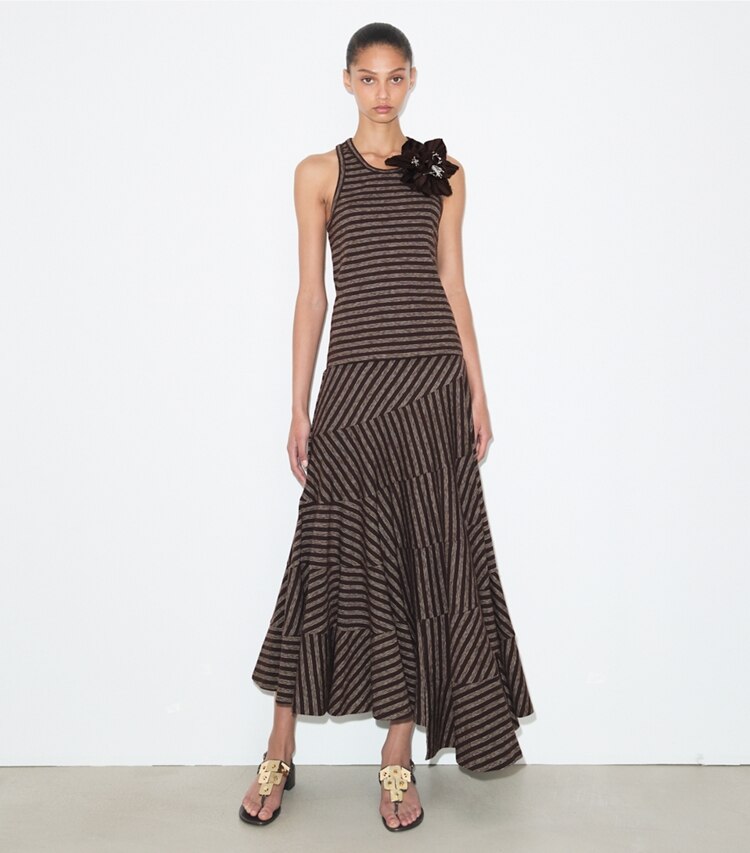 Tory Burch diseñador prendas inferiores Falda acampanada a rayas en Brown / Navy / White Youth Stripe frente en modelo