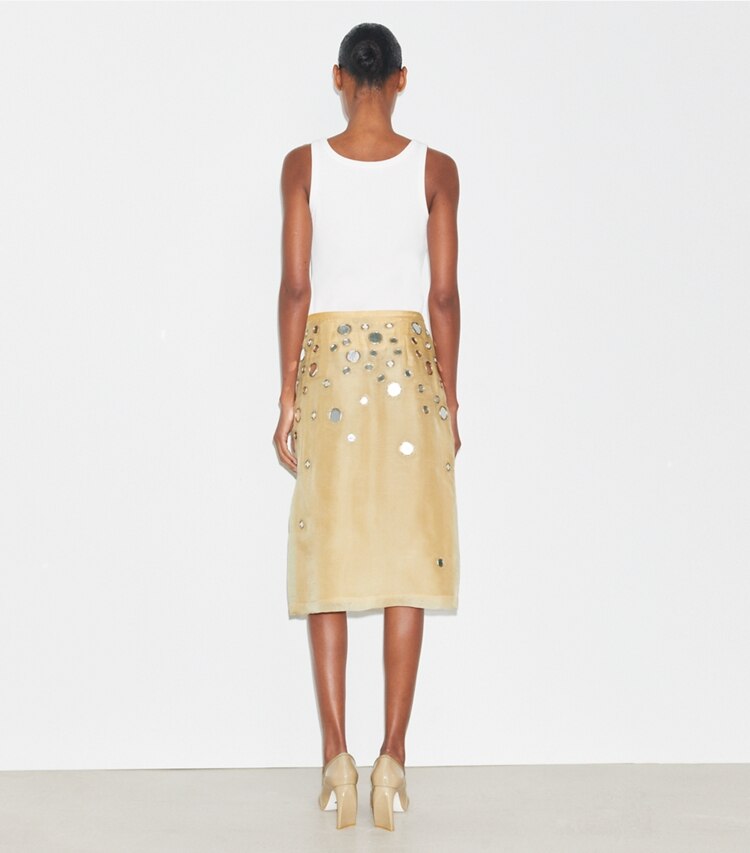 Tory Burch diseñador prendas inferiores Falda con adornos Mirror en Soft Wheat parte posterior en modelo