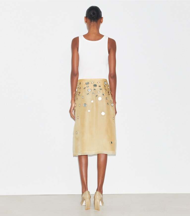 Tory Burch diseñador prendas inferiores Falda con adornos Mirror en Soft Wheat parte posterior en modelo