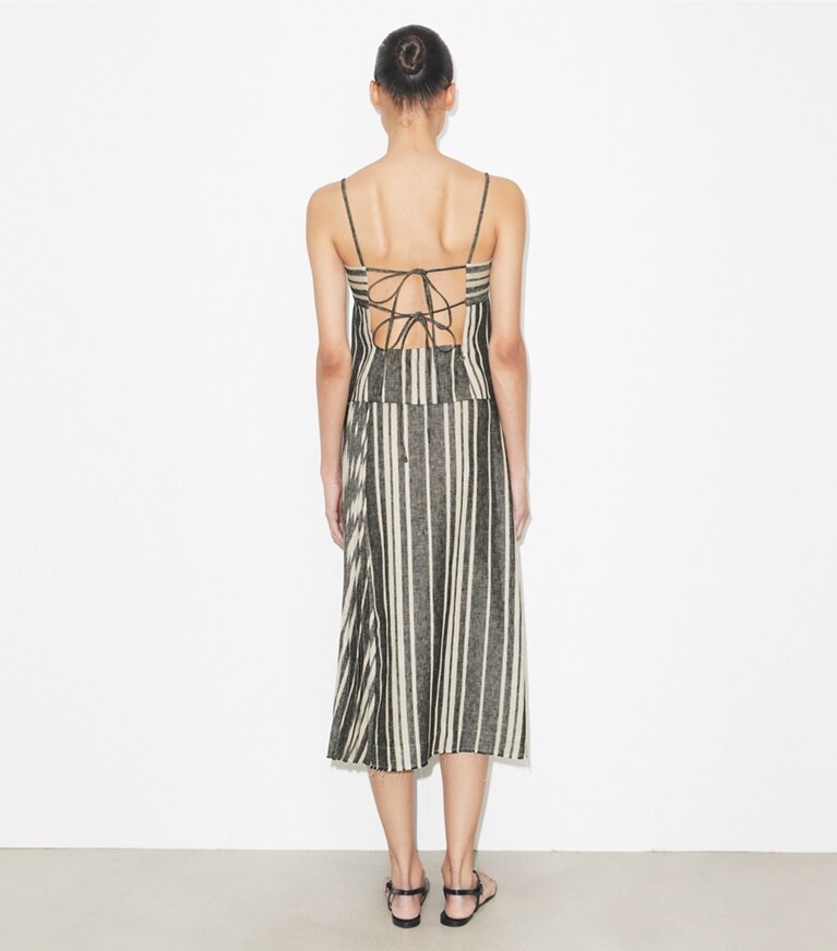 Tory Burch diseñador ropa de playa Falda cruzada de lino en Black / Ivory parte posterior en modelo