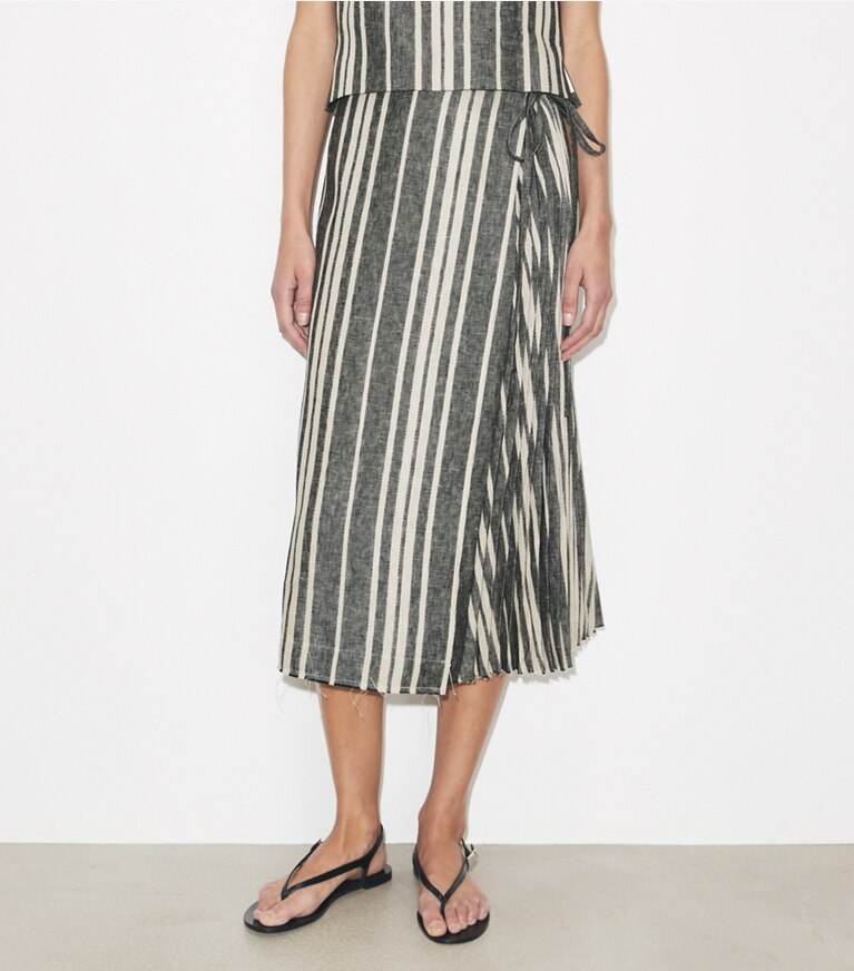 Tory Burch diseñador ropa de playa Falda cruzada de lino en Black / Ivory detalle en modelo
