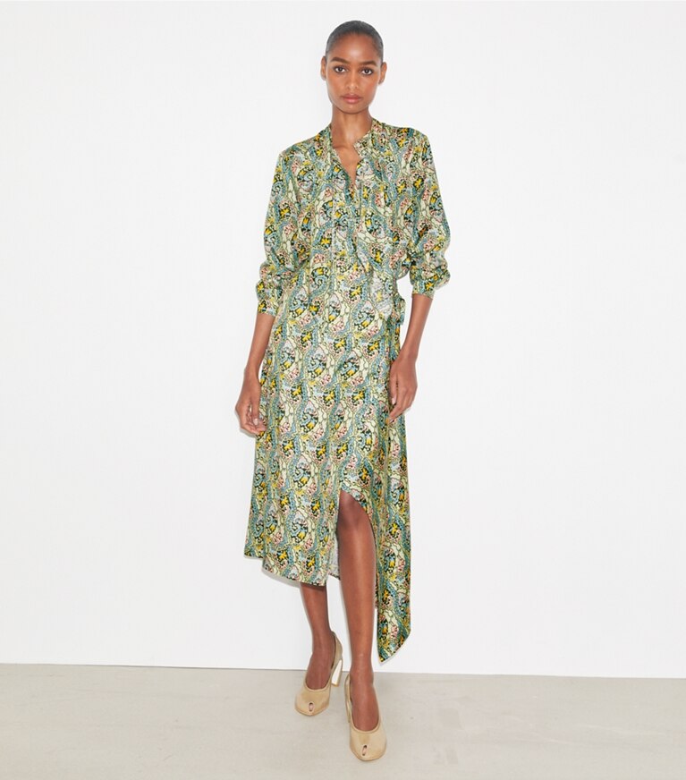 Tory Burch diseñador prendas inferiores Falda cruzada de seda en Blue Dream Paisley frente en modelo