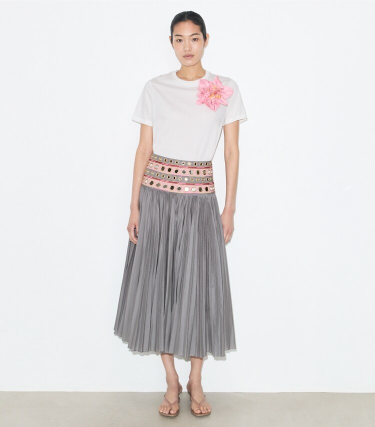 Tory Burch diseñador prendas inferiores Falda de algodón con adornos de espejo en Gray / Pink frente en modelo