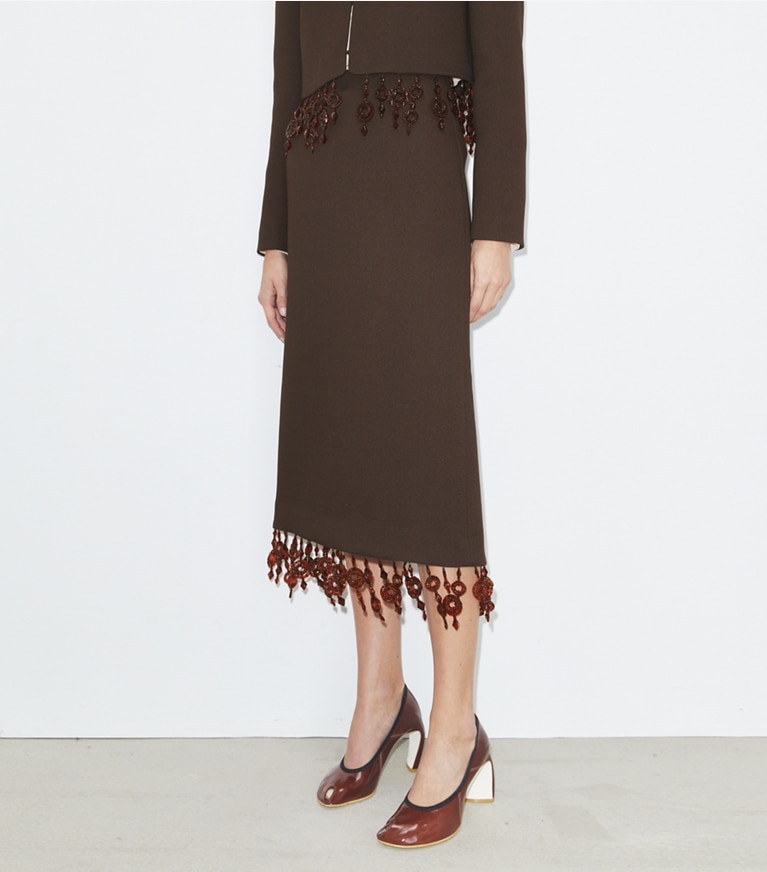 Tory Burch diseñador prendas inferiores Falda de crepé con adornos en Dark Mocha detalle en modelo