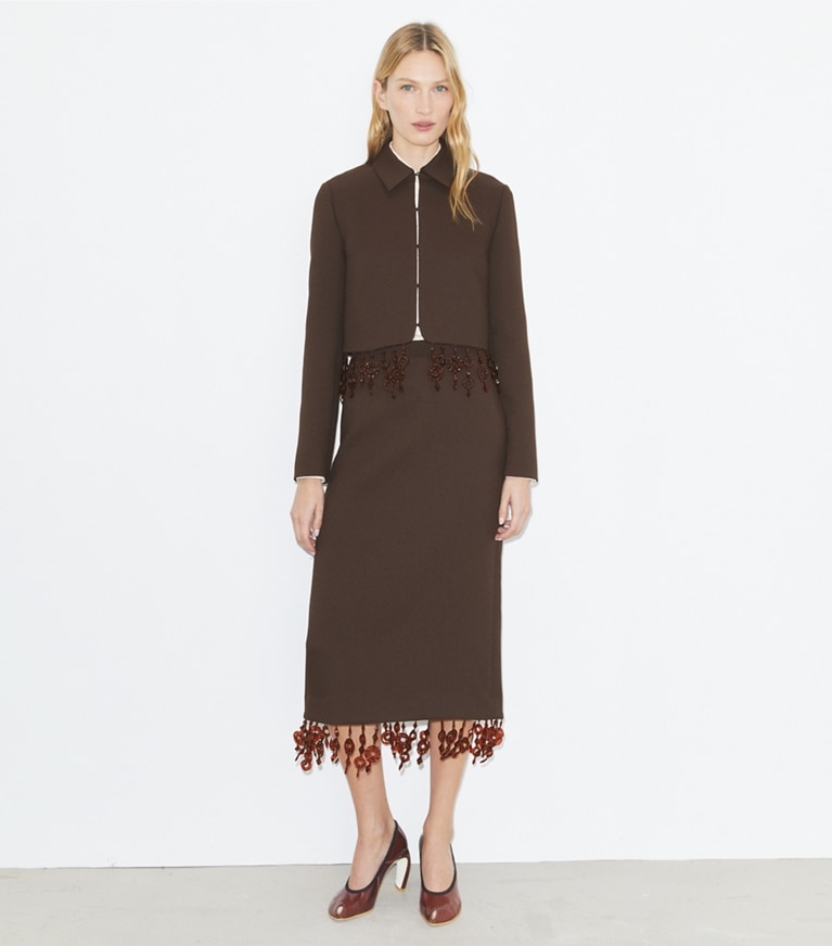 Tory Burch diseñador prendas inferiores Falda de crepé con adornos en Dark Mocha frente en modelo