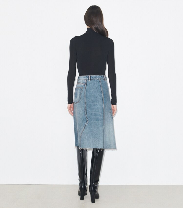 Tory Burch diseñador prendas inferiores Falda de denim deconstruida en Worn Vintage Wash parte posterior en modelo