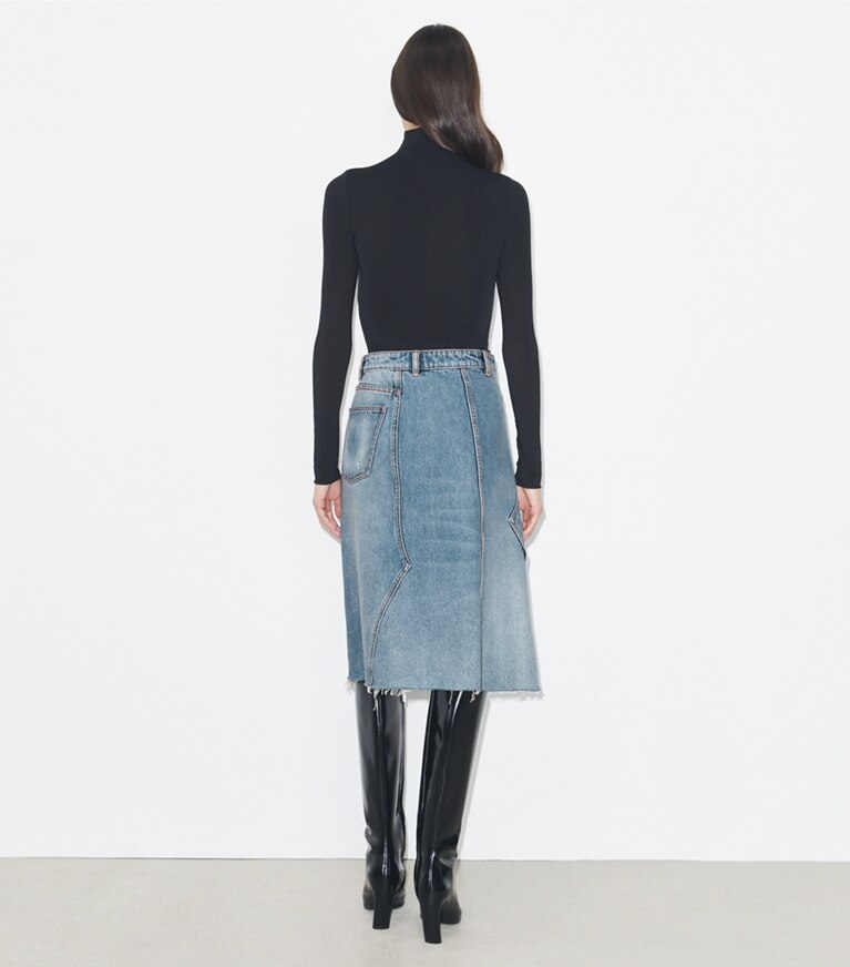 Tory Burch diseñador prendas inferiores Falda de denim deconstruida en Worn Vintage Wash parte posterior en modelo