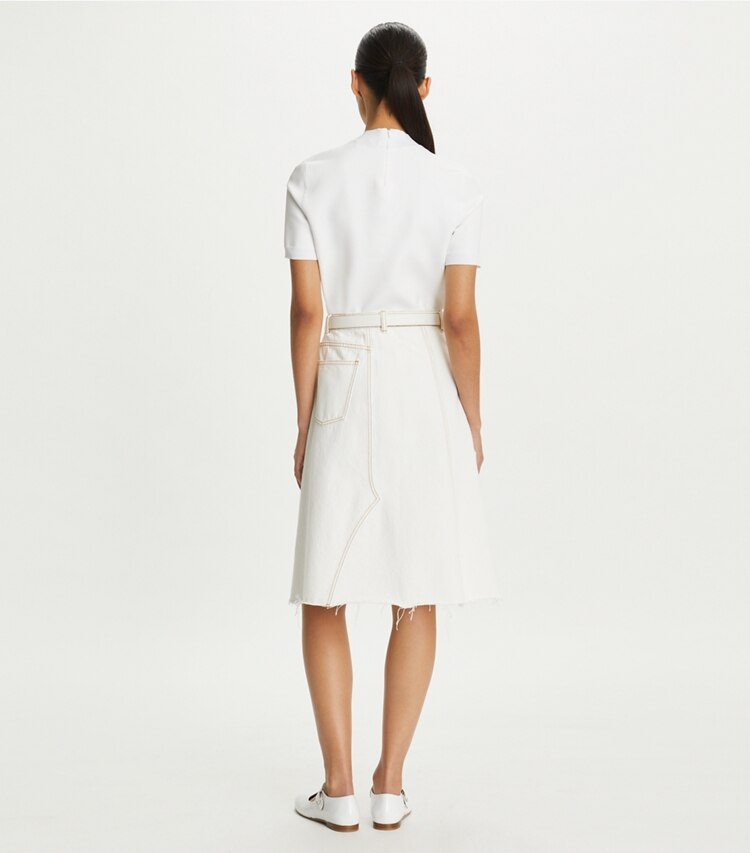 Tory Burch diseñador prendas inferiores Falda de denim deconstruida en White Chalk Wash parte posterior en modelo