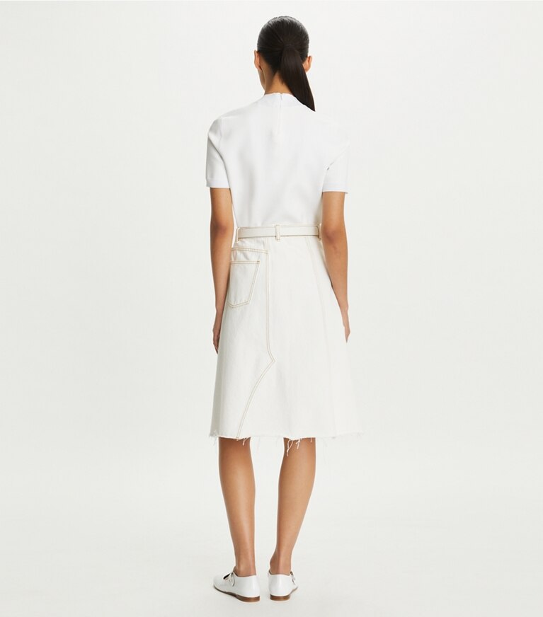 Tory Burch diseñador prendas inferiores Falda de denim deconstruida en White Chalk Wash parte posterior en modelo