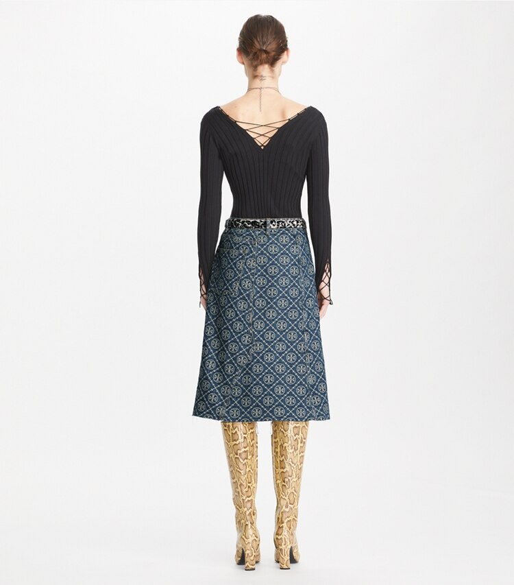 Tory Burch diseñador prendas inferiores Falda de denim deconstruida en T-Monogram Vintage Wash parte posterior en modelo
