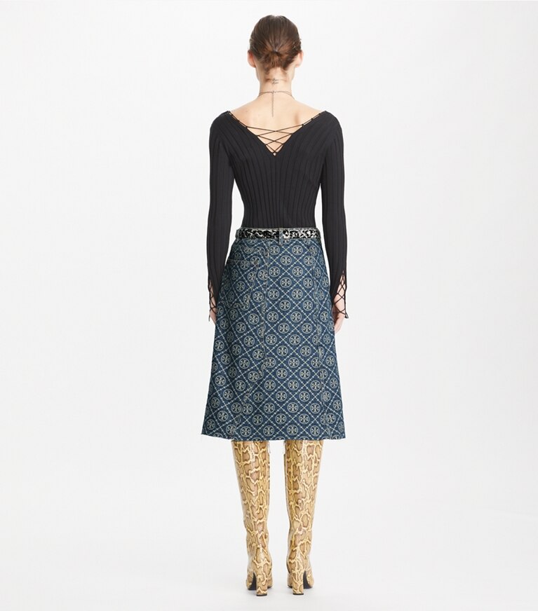 Tory Burch diseñador prendas inferiores Falda de denim deconstruida en T-Monogram Vintage Wash parte posterior en modelo