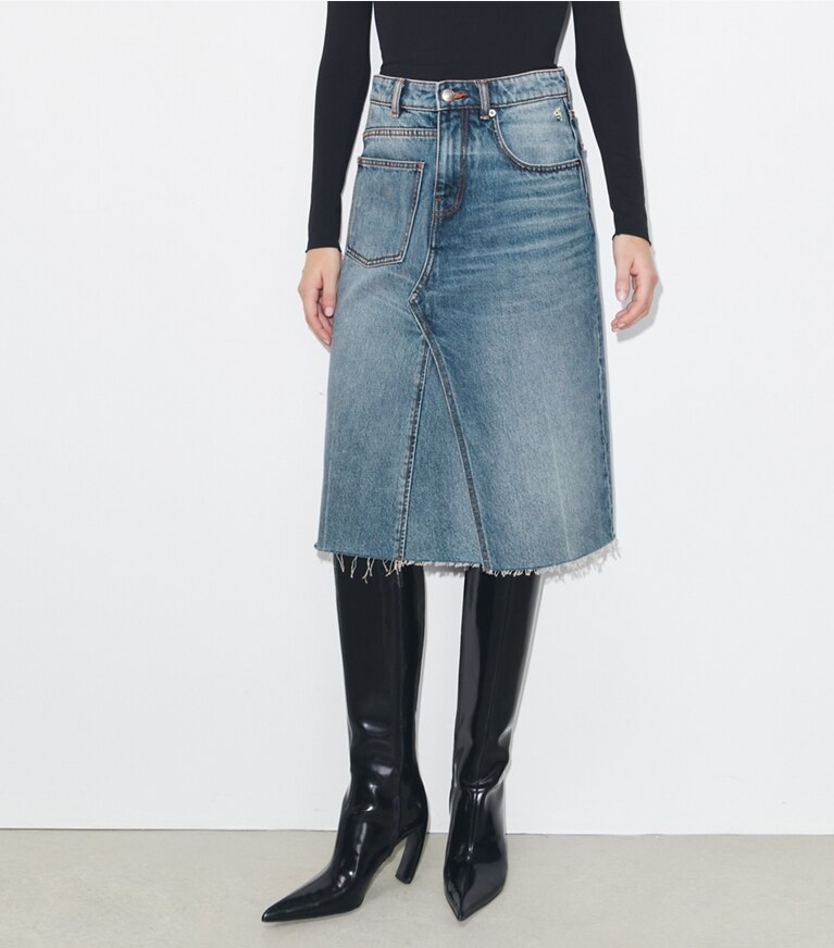 Tory Burch diseñador prendas inferiores Falda de denim deconstruida en Worn Vintage Wash detalle en modelo