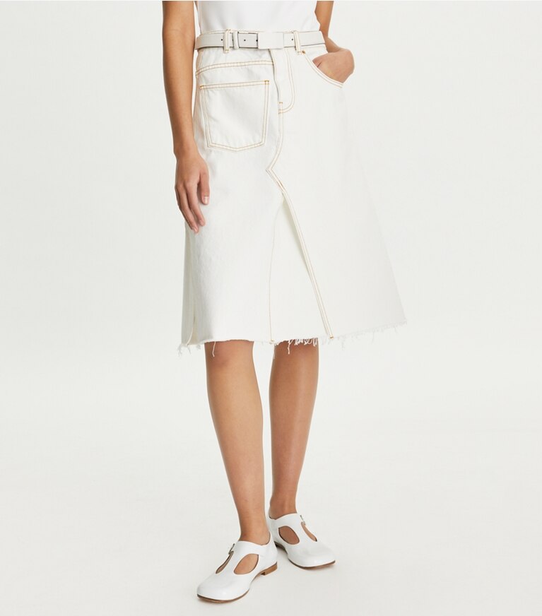 Tory Burch diseñador prendas inferiores Falda de denim deconstruida en White Chalk Wash detalle en modelo